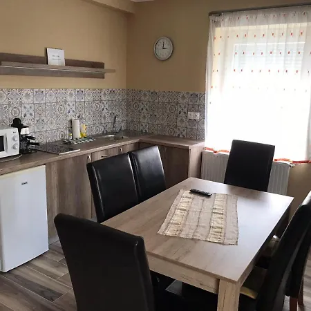 Adrienn Διαμέρισμα *