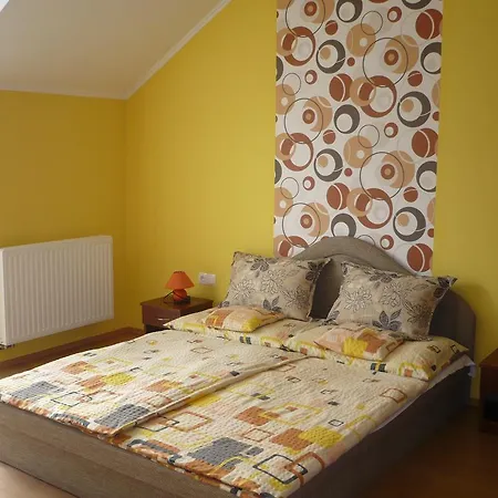 Adrienn アパート *